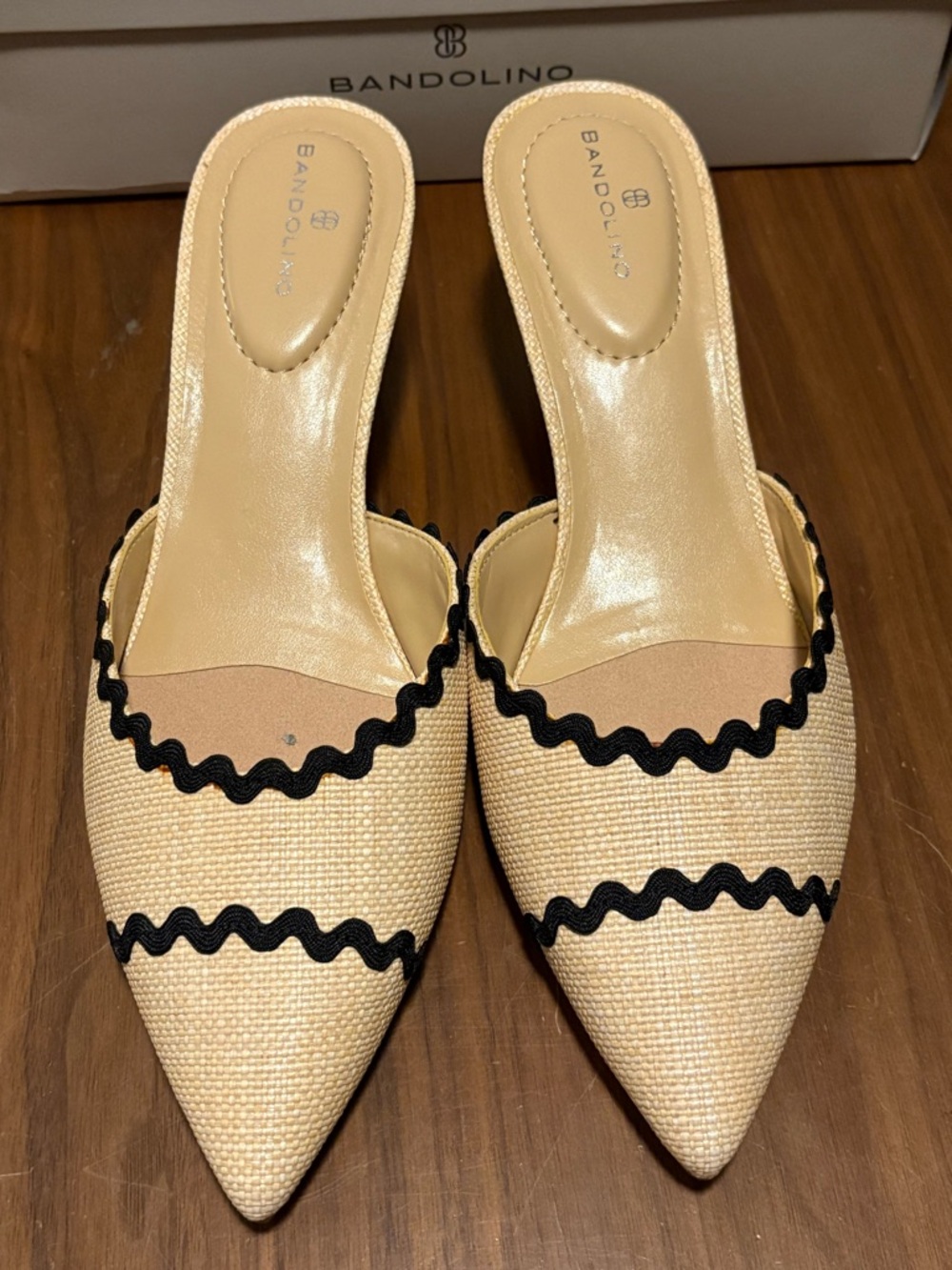 Bandolino Beige and Black Pointed-Toe Woven Mules size 9.5 Brand new